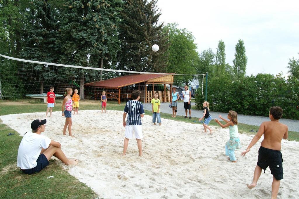 Camping Oase Praha Hotell Zlatníky Eksteriør bilde